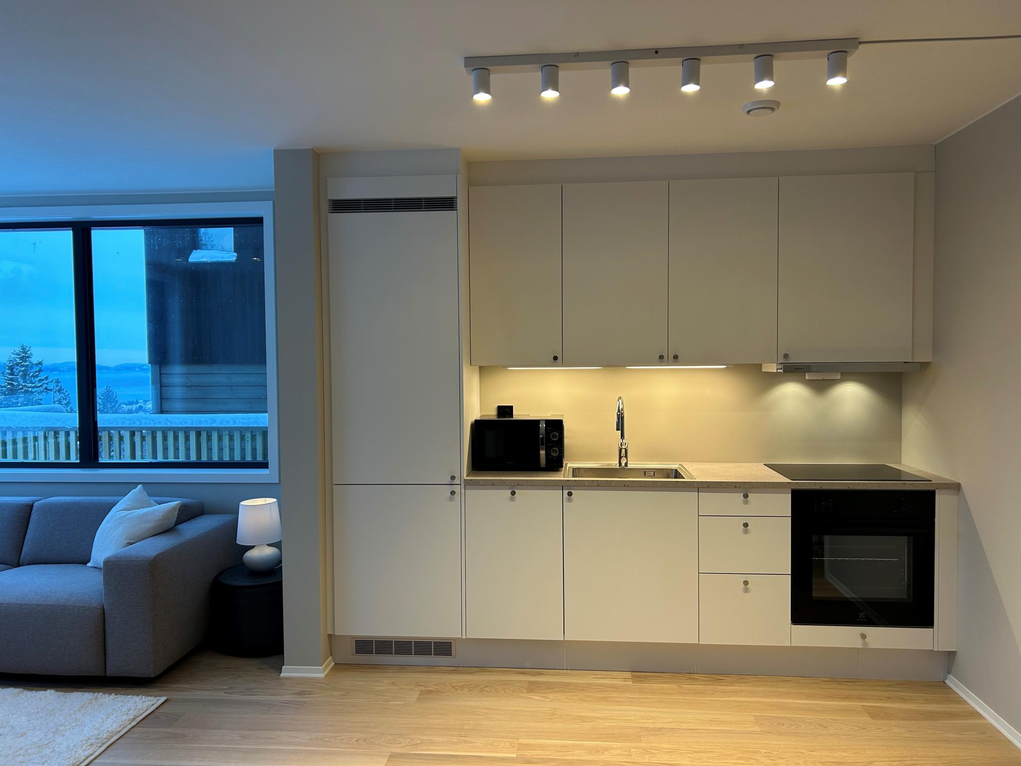 Sigdal kjøkkeninnredning med integrerte hvitevarer (alt er nytt). Det vil møbleres med spisebord og 4 stoler.